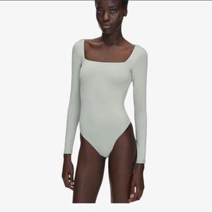 Aritzia Babaton Contour Squareneck Longsleeve Bodysuit